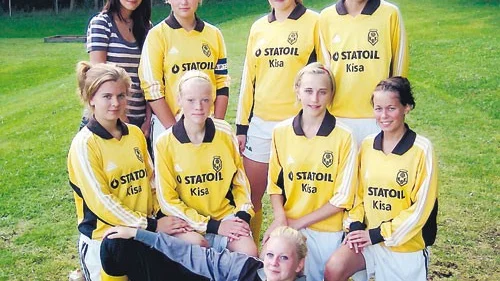 Här ses nio av KBK:s "fotbollskompisar". Bakre raden från vänster: Melita Kadiric, Emilia Jacobsson, Elin Karlsson och Olivia Fridh. Nedre raden från vänster: Elsa Knutsson, Bim Bexell, Erica Johansson och Lovisa Boberg. Liggande: Hannah Pettersson. På bilden saknas Freja Johansson.
