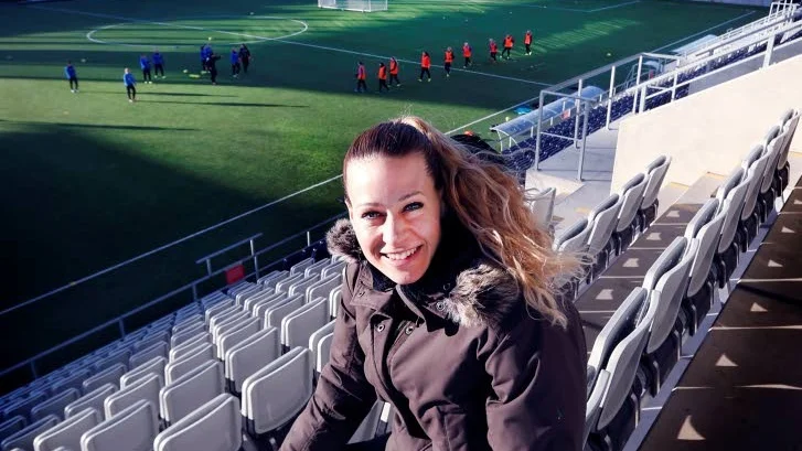 Vid sidan av. Att överge fotbollen helt och hållet var aldrig ett alternativ för LFC:s förre mittback och lagkapten Charlotte Rohlin. "Det vore bortkastat", säger hon.