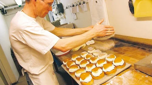 Full fart. Jörgen Skyllkvist levererar semlor till fikasugna Kisabor.