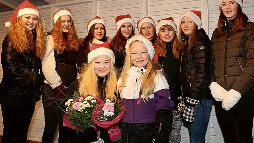Längst fram årets lucia My Nordensström (Till vänster) med lill lucia Sofia Westerholm.