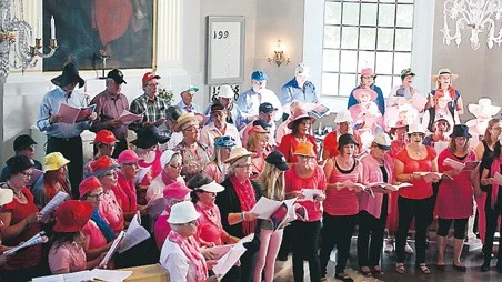 Den stora popkören (iförda solhattar) stod för kärlekskonserten i Blackstad kyrka i söndags kväll.