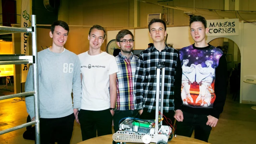 John Klahr, Josef Wernersson, David Thorén, Erik Örjehag och Gustaf Söderholm med sin ännu odöpa robot.