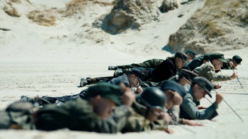 Tyska krigsfångar riskerar livet som minröjare på en dansk strand, i filmen "Under sanden", som utspelas precis efter andra världskrigets slut.