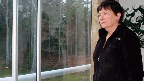 Yvonne Östlund är inte den som funderar över varför just hon blev drabbad av stroke, bara 53 år gammal. Hon försöker istället ta vara på dagarna och ser fram emot att få sjukgymnastik igen så att hon kan träna upp armen och benet lite mer. Yvonne ska även delta i en språkgrupp där fler är i samma situation som hon.