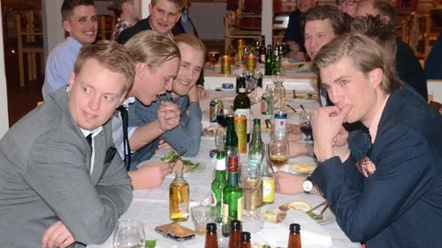 Några festglada yngre herrar. Framifrån i bild t.v, Robert Kågesjö, Simon Lönn, Fredrik Petersson, Christan Streipel och Oskar Lönn. T.h Oskar Eriksson och Jonas Nordlander.