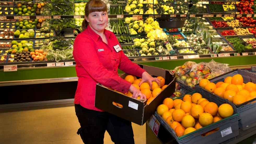 Hjälpande hand. Jeanette Andersson, butikschef för Willys på Ekholmen, ser fram emot att skänka mat till behövande.