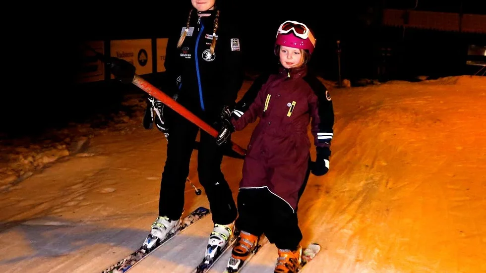 Upp igen. Andrea Ljung, tränare, och Maria Eriksson, åkare, tar liften upp.