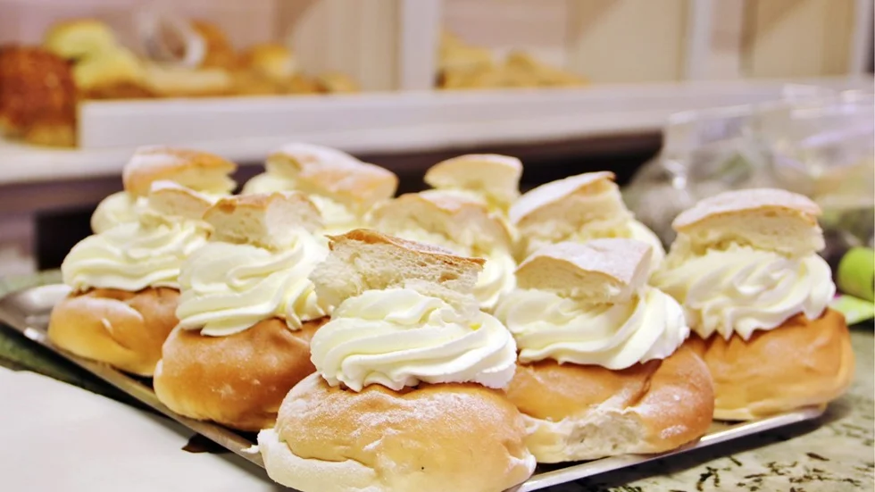 Förutom de vanliga semlorna fyllda med mandelmassa säljs nutellasemlor, wienersemlor, prinsessemlor, glutenfria samt osötade semlor.