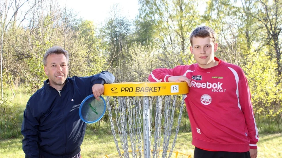 Laddar för EM. Stefan Swärd följer med sonen David till EM-tävlingen i discgolf i Uleåborg.