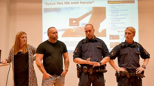 Maria Appelqvist och Lasse Larsson, fältare, informerade tillsammans med Tommy Ankarman och Samuel Bishop som är ungdomspoliser i Västervik.