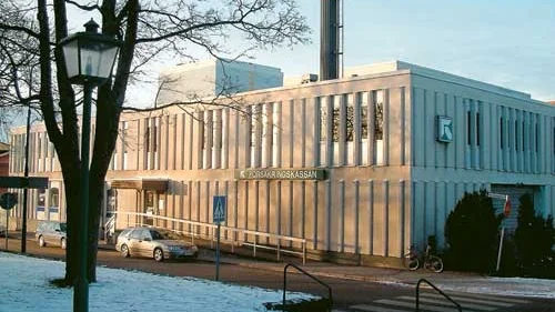 Det blev ingen utlovad satsning på Försäkringskassan i Vimmerby. Planerna har skrinlagts och de 14 tjänster som var aktuella fördelas nu istället på Västervik, Oskarshamn och Kalmar. I Vimmerby blir det öppet två förmiddagar i veckan i en form av kundtjänstkontor.