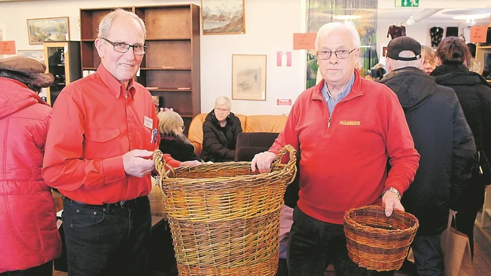 Fr v Bert Waldau och Håkan Carlsson, tillsammans lyfter de en korg som tillverkats i Rumänien. Foto: Jonas Saint Cyr