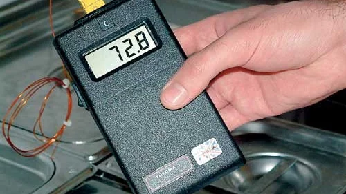 Håller koll på temperaturen. Christopher Novratidis berättar att han är noga med att kolla så vattenbadet ligger över 70 grader med marginal.