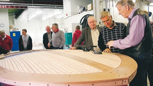Kan man bygga ett sånt här däck, har man lärt sig en hel del. På bilden bl a kommunfullmäktiges ordförande Leif Carlson, m, (trea från höger), Björn Swedborg, m, och Lars-Inge Green, s.