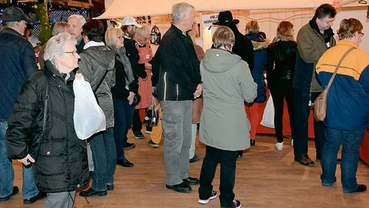 5 000 besökare strosade omkring i höstmörkret på Gränsö slotts julmässa. På plats fanns 70 utställare som ville visa upp sina egentillverkade produkter i tre dagar.