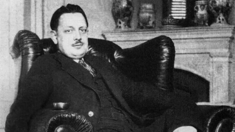 Extremt bildad. Giuseppe Tomasi di Lampedusa (1896–1957) var furste av Lampedusa och hertig av Palma. Det fanns flera manus till "Leoparden" varför strid om äktheten utbröt, men först sedan den redan fanns översatt till en rad språk.
