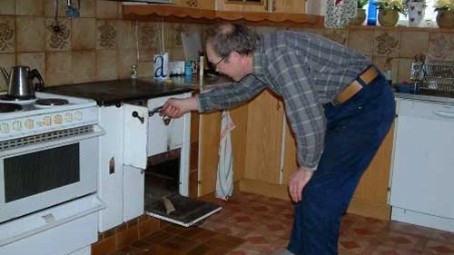 När strömmen går är det skönt att ha vedspis att elda med.