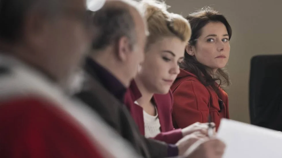 Sidse Babett Knudsen spelar läkaren Ditte, som agerar jurymedlem under en rättegång där en man anklagas för att ha dödat sitt barn.