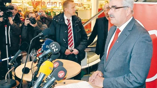 I ett cirka tre minuter kort tal informerade Håkan Juholt om att han med omedelbar verkan lämnar uppdraget som Socialdemokraternas partiledare.