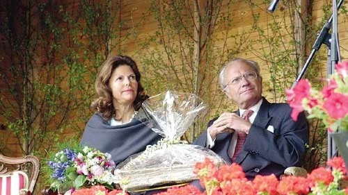 Kungen och drottningen fick ett stort fång med godis i gåva när de kom till Mariannelund på fredagsförmiddagen. Kungen var inte sen att sticka handen under omslaget och provsmaka en bit...