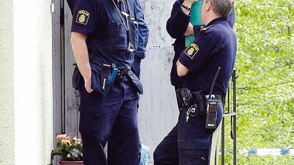 Polisens utredare, fr.v. fingertrycksspecialisten Janne Hansson, Janne Bruun från tekniska roteln, Karin Andrae-Bittner från Vimmerbypolisen samt Håkan Gustafsson från Västervikspolisen.