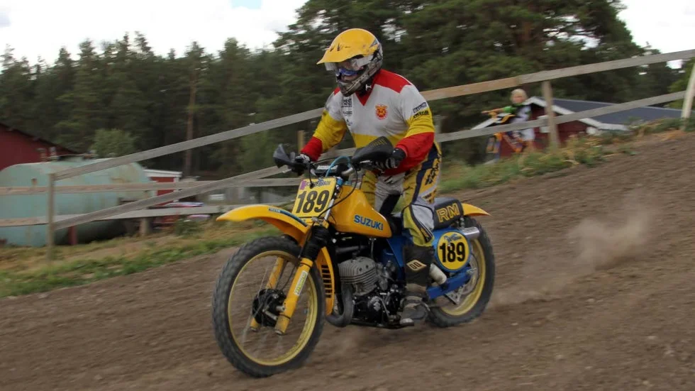 Hård landning, mjuk fjädring. Roger Andersson spar inte på krutet trots att han kör en 35 år gammal cross, i nyskick. Hojen är en Suzuki RM 250 från tidigt åttiotal.