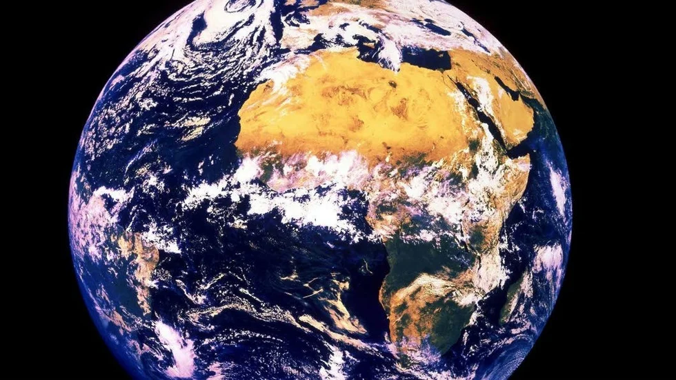 Hur mycket mänsklig belastning klarar jorden? Idag förbrukar vi 1,6 jordklot om året. För varje år inträffar Earth Overshoot Day allt tidigare, i år infaller den fem dagar tidigare än i fjol.