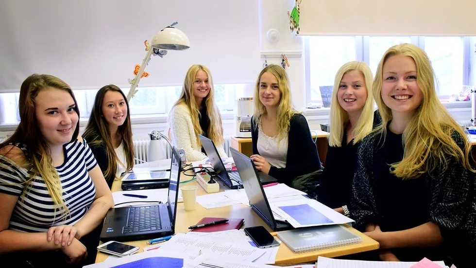 "Istället för att låta det gå i graven är vi ett gäng som nu provar att ta över" Michelle Fors, Emelie Carlsson, Amanda Granqvist, Adela Johansson, Ebba Hjelte och Charlotte Pettersson hjälper till för att sköta Vimmerby Dansstudio. Foto: Elin E Elmström