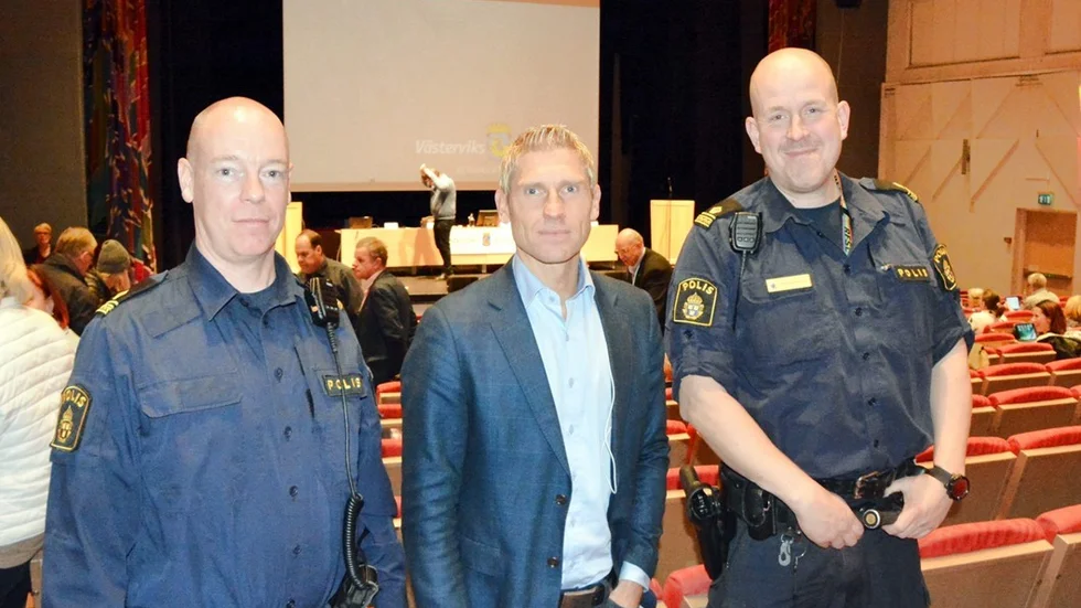 Säkerhetschef Joakim Jansson i tryggt förvar mellan poliserna Pelle Berkeskär och Fredrik Westerholm. Foto: Anders Sjögren
