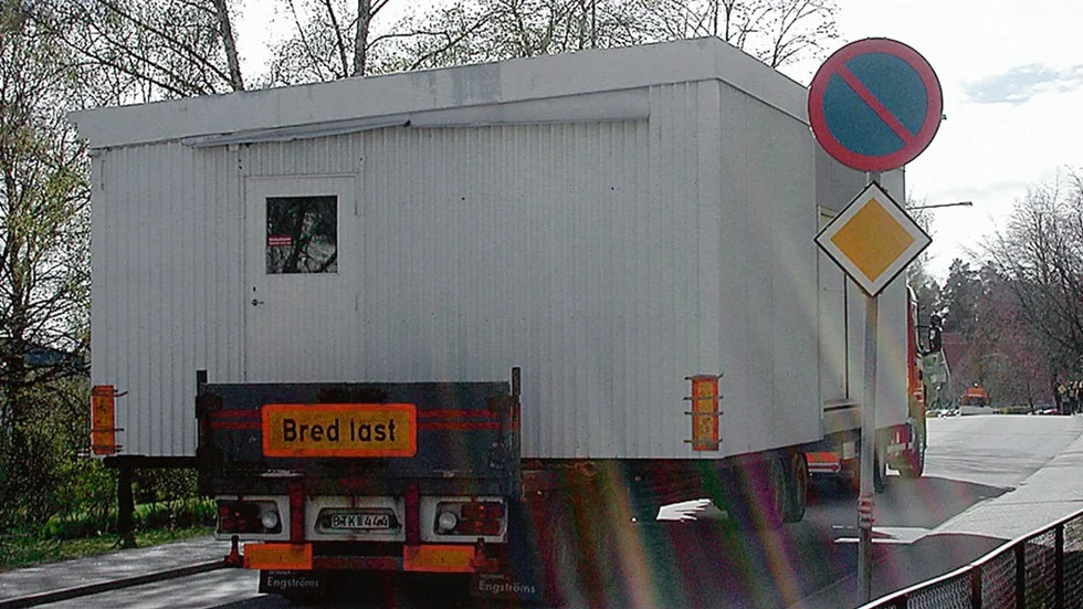 Sakta men säkert tog sig den stora transporten uppför Grönede-gatan med destination Hargs gård utanför Kisa.
