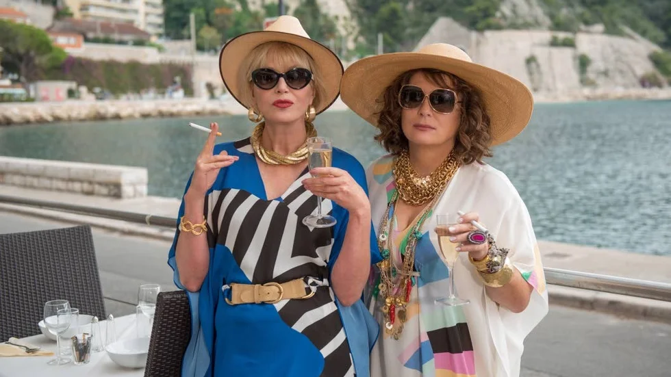 Patsy (Joanna Lumley) och Edina (Jennifer Saunders) är tillbaka i högform i en långfilmsversion av 90-talsserien "Helt hysteriskt".