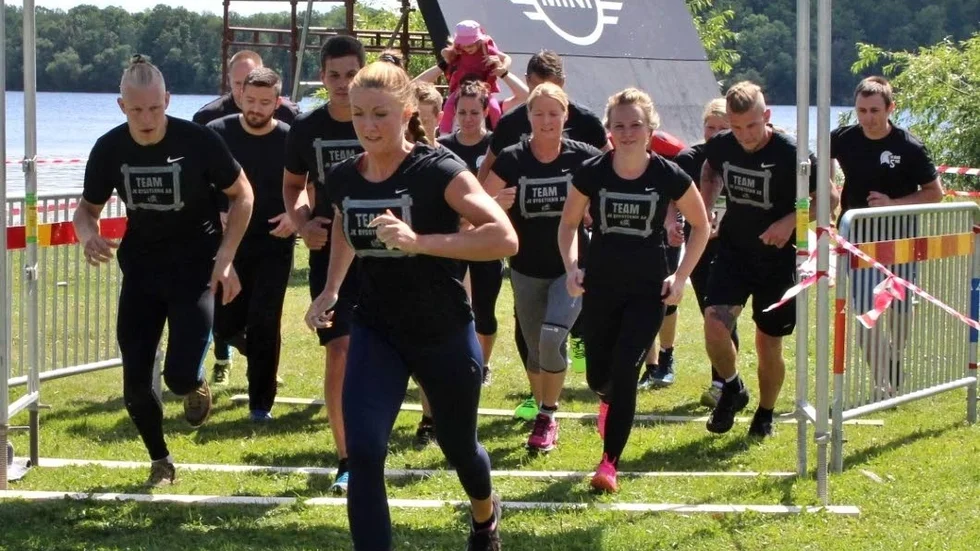 Team spirit. JK Byggteknik sponsrar tävlingen och ställde även upp med ett lag i lördags.