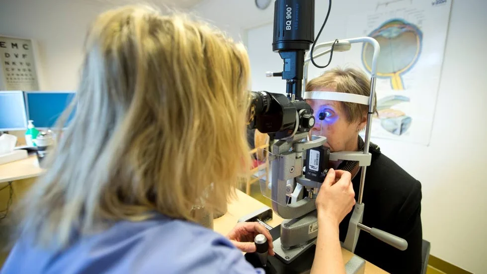 En patient förlorade en del av sin syn på grund av senfärdig vård. Misstaget anmäldes till IVO. Personerna på bilden har inget med artikeln att göra.