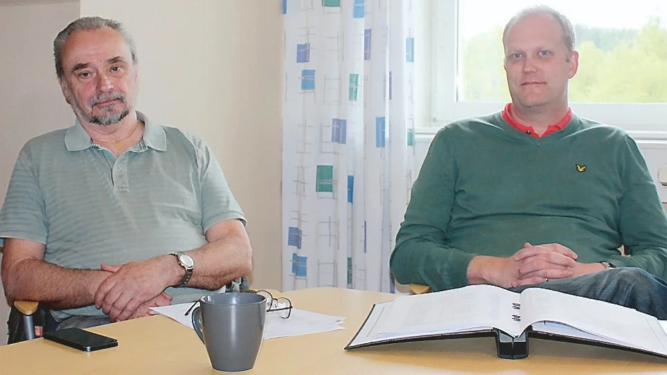 Ordföranden i socialnämnden i Kinda Roger Rydström, tillsammans med förvaltningschefen Joachim Samuelsson.