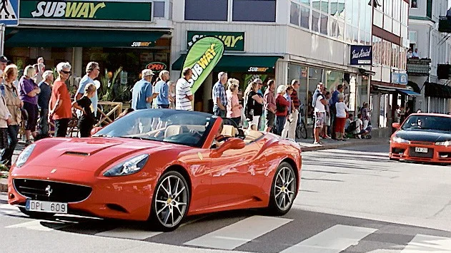 Några av bilarna i den långa sportbilskortegen.