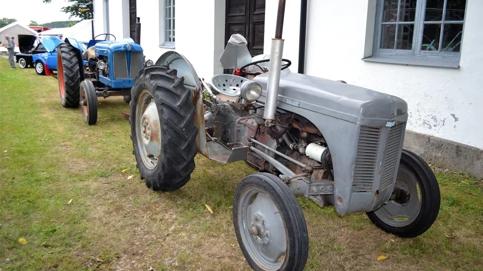 Veterantraktorer uppställda utanför museet.