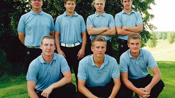 Tobos herrgolfare spelar seriegolf på hemmabana i helgen. Laget är följande: stående från vänster Tony Pettersson, Lasse Jacobsson, Urban Nilsson och Mikael Johansson. Framför dem Robert Danielsson, Christian Johansson och Philip Svensson.