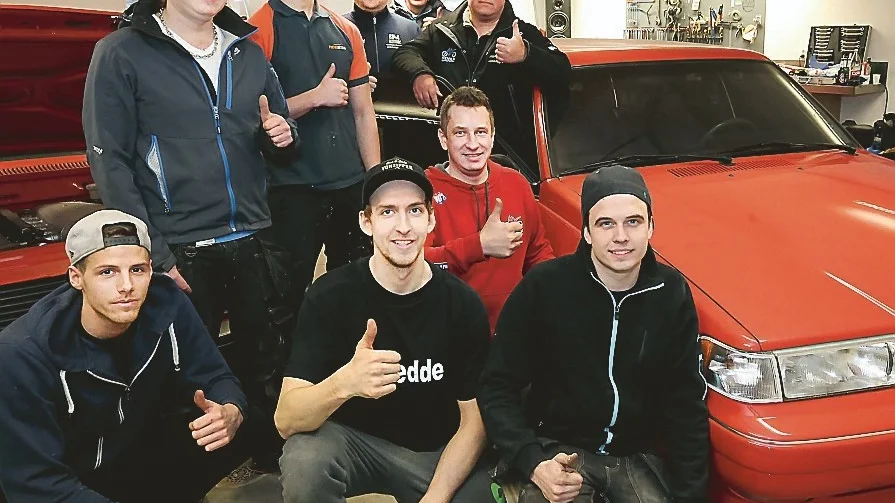 Tummen upp för "Edde". En del av de kompisar som har slutfört det limousinebygge som Edward satte igång är samlade en kväll i mars. Stående från vänster Rasmus Blom, Martin Frejd, Mikael Andersson, Morgan Frejd och Johan Blom. Knästående: Rickard Loord, Jesper Elgan, Herman Blom och Erik Axelsson.