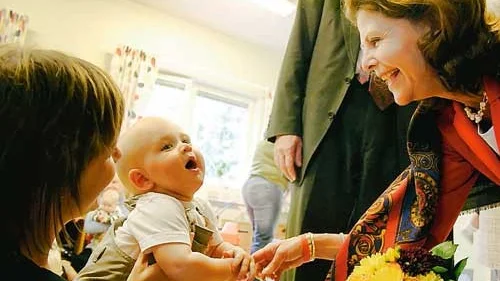 Nio och en halv månader gamla Elias Axner, här tillsammans med mamma Maria Schill, smilade upp sig när han fick träffa drottningen i egen hög person. Foto: Daniel Bennelid