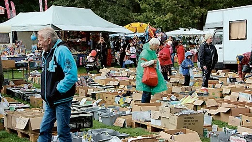 Tio kronor, femton kronor ... Det gick att fynda bland kartongerna på marknaden.