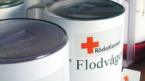 Offerviljan bland svenskarna är enorm när det gäller att stödja flodvågens offer. Sextio nya bössor gjordes i går på Röda Korsets kontoret i Linköping då efterfrågan varit stor från företag och andra organisationer. Under tre dagar samlades inte mindre än 112 000 kronor in i Linköping.  På samma sätt ser det ut överallt. I Vimmerby tog exempelvis Rädda Barnens bössor slut. Fler har beställts. Foto: Daniel Bennelid