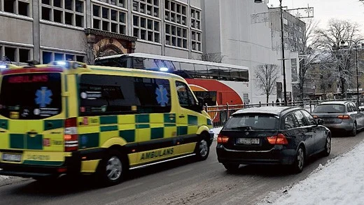 Trafikolycka med två bilar på Drottninggatan - S:t  Larsgatan  i Linköping.
