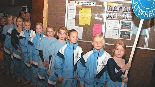 Inför prisutdelningen fick alla lag ställa upp sig i ett långt led för gemensam inmarsch. På bilden syns några av alla de gymnaster som tävlade för Hultsfreds gymnastikklubb. Foto: Veronica Karlsson