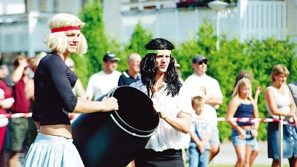 Två lättklädda tjejer? i Karlssons lag i en av grenarna i Virserums-kampen.