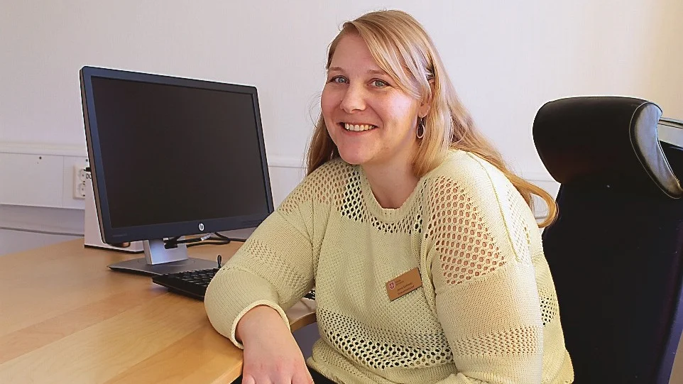 En glad Jenny Sohlmér vid sitt, än så länge, pappersfria skrivbord. Foto: Jonas Saint Cyr