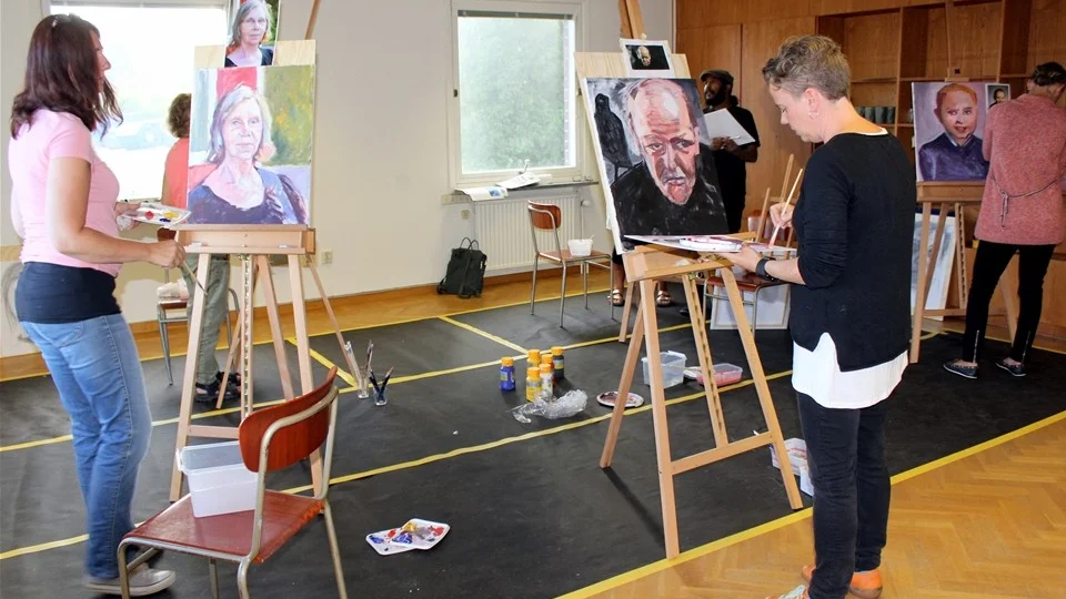 Agneta Frisk, Veronica Lundström, Susanne Steinvall, Carola Kjellgren och Elin Asplund har avslutat kursen i teckning och målning med Ermias Ekube.