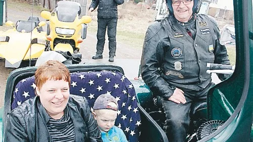 Anni-Li Karlsson med sonen Arvid åkte en tur med Eiron Thyden som var en av de som körde sidovagnarna.