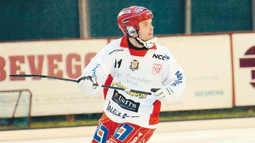 En del att tänka på. Målillas anfallsstjärna Daniel "Glasan" Gustavsson funderar på sin bandyframtid. En fortsättning i Målilla eller att gå tillbaka till Skirö/Nävelsjö är de hetaste alternativen. Foto: Magnus Strömsten