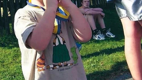 Lille Alex Bexell sätter tänderna i medaljen för att kolla om det verkligen är guld.