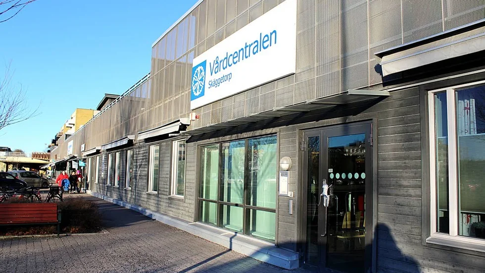 Grunden för en bra vård är starka vårdcentraler och sjukhus, menar skribenterna.